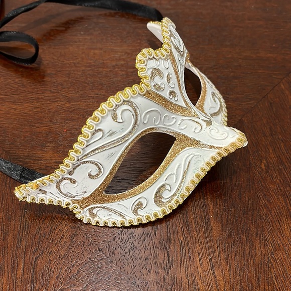 White Masquerade Mask - Picture 12 of 13